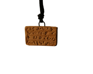 قلادة مربعة بالكتابة المسمارية Square pendant with cuneiform writing