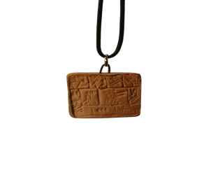 قلادة مربعة بالكتابة المسمارية Square pendant with cuneiform writing