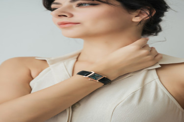 ساعة نسائية من جوليوس الكورية جاي اي1369 دي  مربعه ذهبيه بسوار اسود ومينا فيروزي JULIUS Watch JA-1369D for Women - Analog, Leather - Black