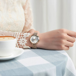 ساعة نسائية من جوليوس الكورية جي اي 1193 بي دائرية من الذهب الوردي سير ذهبي ومينا بيضاء JULIUS Watch JA-1193 for Women - Analog, Stainless Steel - Rose