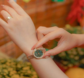 ساعة نسائية من جوليوس الكورية جاي اي 1285 سي دائرية ذهبية, سير ستين ستيل ذهبي مينا اخضر JULIUS Watch JA-1285C for Women - Analog, Stainless Steel - Gold Rose - Green