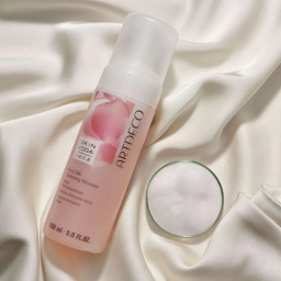 غسول رغوي لطيف مع بروتين الحرير - 150 مل Gentle Cleansing Foam with Silk Protein - 150ml
