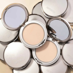 بودرة فاونديشن مضغوطة مرطبة Hydra Mineral Hydra Mineral Compact Hydrating Foundation