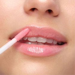 غلوس شفاه يعمل على زيادة الامتلاء واللمعان Plumping Lip Fluid – Lip Gloss for Fuller, Shiny Lips
