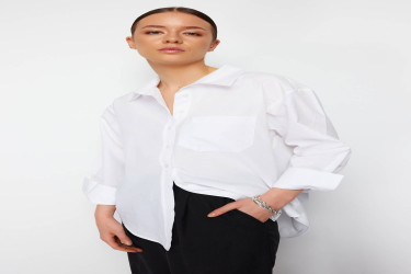 قميص نسائي منسوج من القطن بقصة بوي فريند واسعة وجيب واحد Single Pocket Boyfriend Wide Fit Cotton Woven Shirt