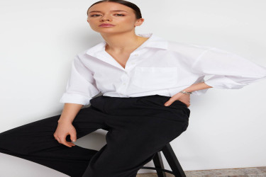 قميص نسائي منسوج من القطن بقصة بوي فريند واسعة وجيب واحد Single Pocket Boyfriend Wide Fit Cotton Woven Shirt