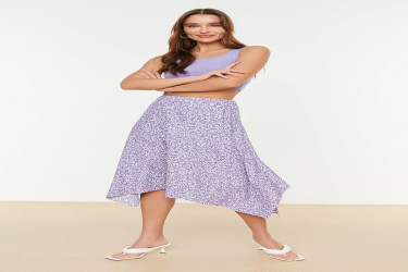 تنورة ميدي محبوكة ومرنة بتصميم غير متماثل وكشكش Flexible Flounced Asymmetric Midi Knitted Skirt