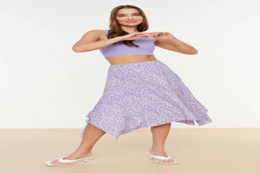 تنورة ميدي محبوكة ومرنة بتصميم غير متماثل وكشكش Flexible Flounced Asymmetric Midi Knitted Skirt