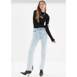 بنطلون جينز بقصة واسعة وخصر مرتفع مع فتحة جانبية High Waist Flare Jeans with Slit