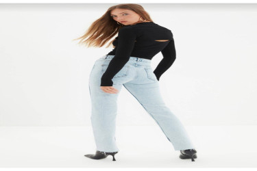 بنطلون جينز بقصة واسعة وخصر مرتفع مع فتحة جانبية High Waist Flare Jeans with Slit