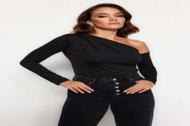 بودي سوت محبوك ومرن بأكمام طويلة وياقة غير متماثلة Asymmetrical Neckline Long Sleeve Stretchy Knitted Bodysuit
