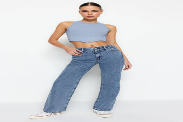 بنطلون جينز بأرجل واسعة وخصر مرتفع وتفاصيل عند الخصر High Waist Wide Leg Jeans with Waist Detail