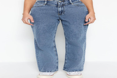 بنطلون جينز بأرجل واسعة وخصر مرتفع وتفاصيل عند الخصر High Waist Wide Leg Jeans with Waist Detail