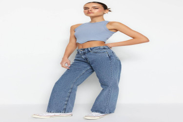 بنطلون جينز بأرجل واسعة وخصر مرتفع وتفاصيل عند الخصر High Waist Wide Leg Jeans with Waist Detail