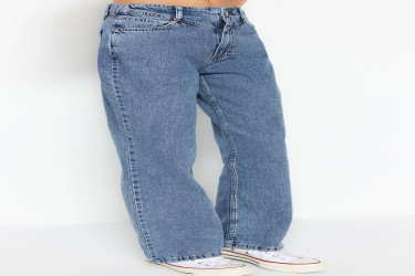 بنطلون جينز بأرجل واسعة وخصر مرتفع وتفاصيل عند الخصر High Waist Wide Leg Jeans with Waist Detail