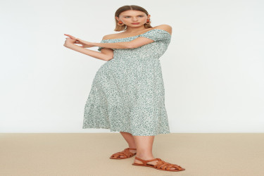 فستان محبوك مضلع بياقة كارمن وطبعة منقطة Carmen Collar Printed Ribbed Knitted Dress