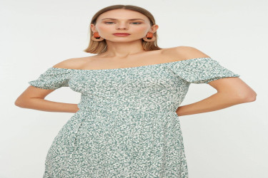 فستان محبوك مضلع بياقة كارمن وطبعة منقطة Carmen Collar Printed Ribbed Knitted Dress