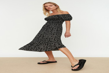 فستان محبوك مضلع بياقة كارمن وطبعة منقطة Carmen Collar Printed Ribbed Knitted Dress