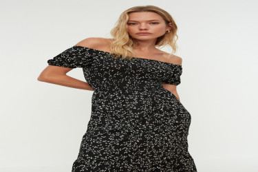 فستان محبوك مضلع بياقة كارمن وطبعة منقطة Carmen Collar Printed Ribbed Knitted Dress