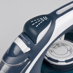 مكواة بخار ST60 بسعة 450 مل Steam Iron ST60 with 450cc Water Tank