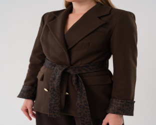 بليزر برباط خصر ونقشة جلد النمر Wool Blend Wrap Blazer with Leopard Print Details