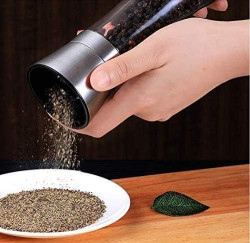 مطاحن ملح وفلفل من قطعتين مع صينية خشبية فاخرة Two-piece salt and pepper mills with a premium wooden tray