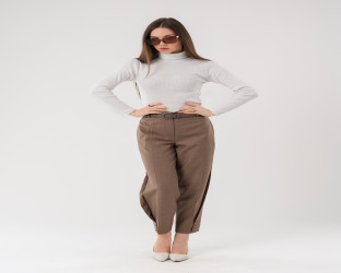 بنطلون نسائي بخصر عالٍ وتفاصيل أزرار جانبية Women's Tapered High-Waisted Trousers with Side Button Detail