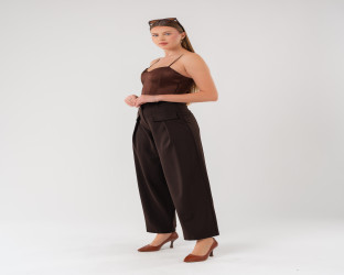 بنطلون نسائي بقصة واسعة و خصر عالٍ High-Waisted Wide-Leg Trousers