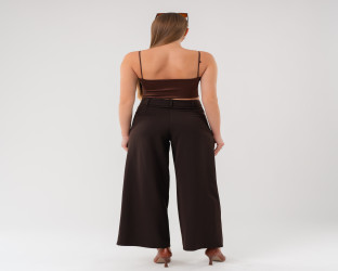بنطلون نسائي بقصة واسعة و خصر عالٍ High-Waisted Wide-Leg Trousers