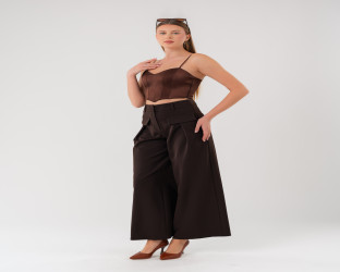 بنطلون نسائي بقصة واسعة و خصر عالٍ High-Waisted Wide-Leg Trousers