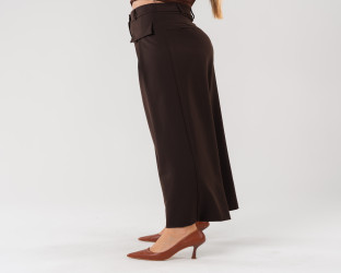 بنطلون نسائي بقصة واسعة و خصر عالٍ High-Waisted Wide-Leg Trousers