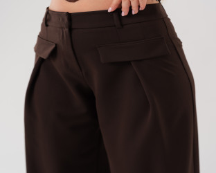 بنطلون نسائي بقصة واسعة و خصر عالٍ High-Waisted Wide-Leg Trousers