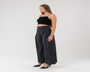 بنطلون نسائي بقصة واسعة و خصر عالٍ High-Waisted Wide-Leg Trousers