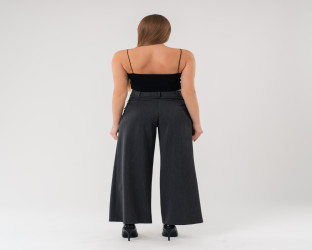 بنطلون نسائي بقصة واسعة و خصر عالٍ High-Waisted Wide-Leg Trousers