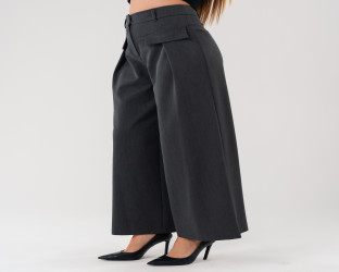 بنطلون نسائي بقصة واسعة و خصر عالٍ High-Waisted Wide-Leg Trousers