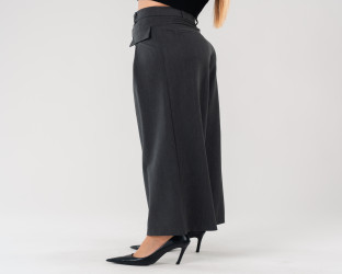 بنطلون نسائي بقصة واسعة و خصر عالٍ High-Waisted Wide-Leg Trousers