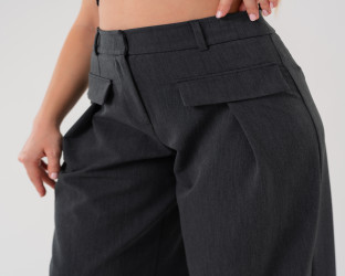 بنطلون نسائي بقصة واسعة و خصر عالٍ High-Waisted Wide-Leg Trousers