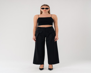 بنطلون نسائي بقصة واسعة و خصر عالٍ High-Waisted Wide-Leg Trousers