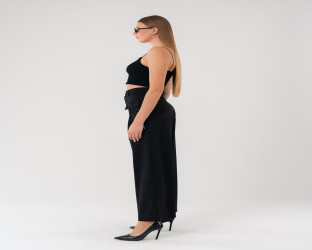 بنطلون نسائي بقصة واسعة و خصر عالٍ High-Waisted Wide-Leg Trousers