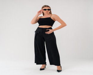 بنطلون نسائي بقصة واسعة و خصر عالٍ High-Waisted Wide-Leg Trousers