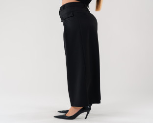 بنطلون نسائي بقصة واسعة و خصر عالٍ High-Waisted Wide-Leg Trousers