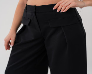 بنطلون نسائي بقصة واسعة و خصر عالٍ High-Waisted Wide-Leg Trousers
