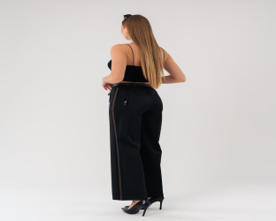 بنطلون أسود واسع بقصة مستقيمة مع شريط جانبي Wide-Leg Trousers with Contrasting Side Stripe