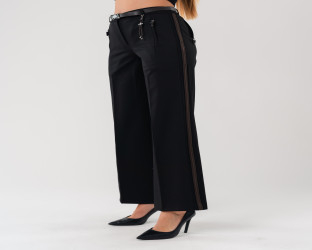 بنطلون أسود واسع بقصة مستقيمة مع شريط جانبي Wide-Leg Trousers with Contrasting Side Stripe
