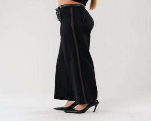 بنطلون أسود واسع بقصة مستقيمة مع شريط جانبي Wide-Leg Trousers with Contrasting Side Stripe