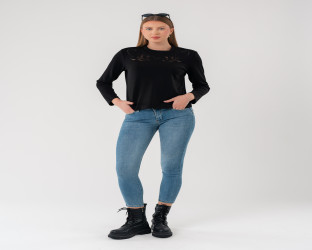 بلوزة نسائية سوداء بأكمام طويلة وتفاصيل شبكية مطرزة Black Long-Sleeve Top with Details