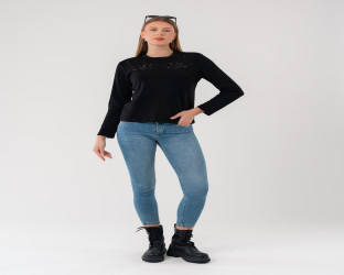 بلوزة نسائية سوداء بأكمام طويلة وتفاصيل شبكية مطرزة Black Long-Sleeve Top with Details
