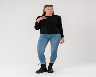 بلوزة نسائية سوداء بأكمام طويلة وتفاصيل شبكية مطرزة Black Long-Sleeve Top with Details