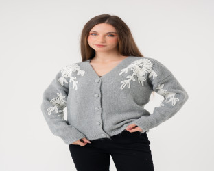 كارديغان صوف برقبة V مع تطريز زهري بارز Cardigan with Prominent Floral Embroidery and V-Neck