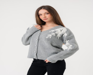 كارديغان صوف برقبة V مع تطريز زهري بارز Cardigan with Prominent Floral Embroidery and V-Neck